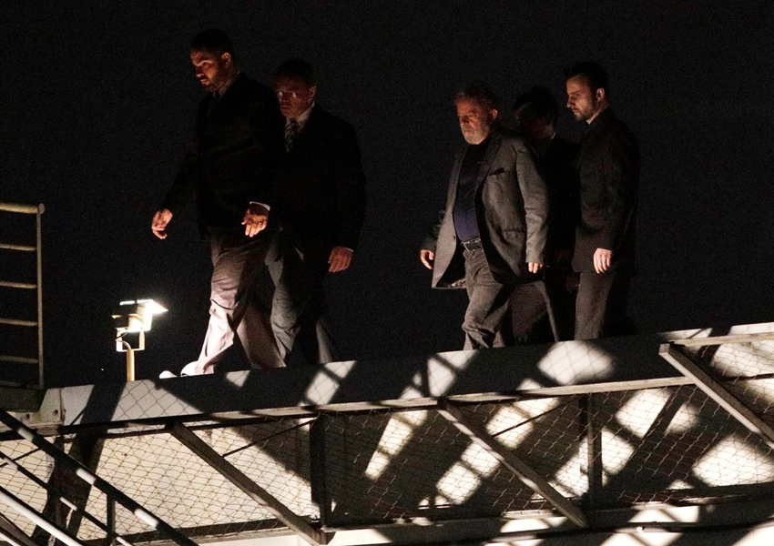 Lula passa 1ª noite preso na Polícia Federal