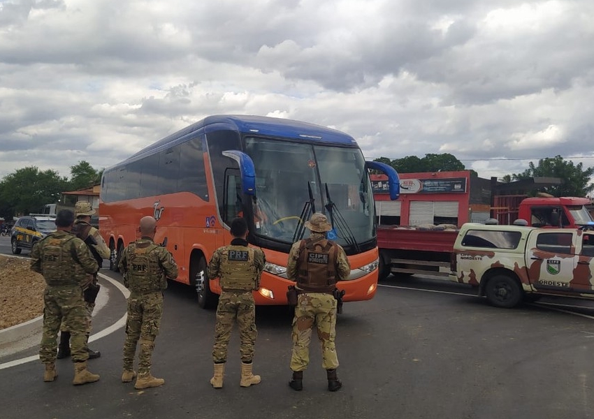 Homem suspeito de tentativa de homicídio e tráfico de drogas é preso em ônibus na BR-116