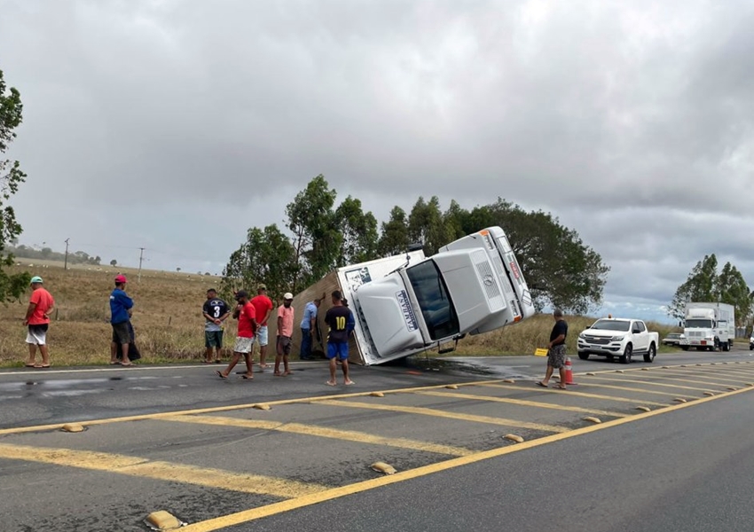Jaguaquara: Caminhão-Baú da Tambasa Tomba, Motorista sai Ileso