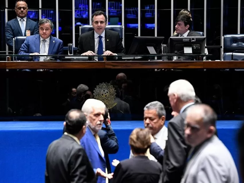 Senado aprova PEC sobre drogas: posse e porte passam a ser crimes constitucionais