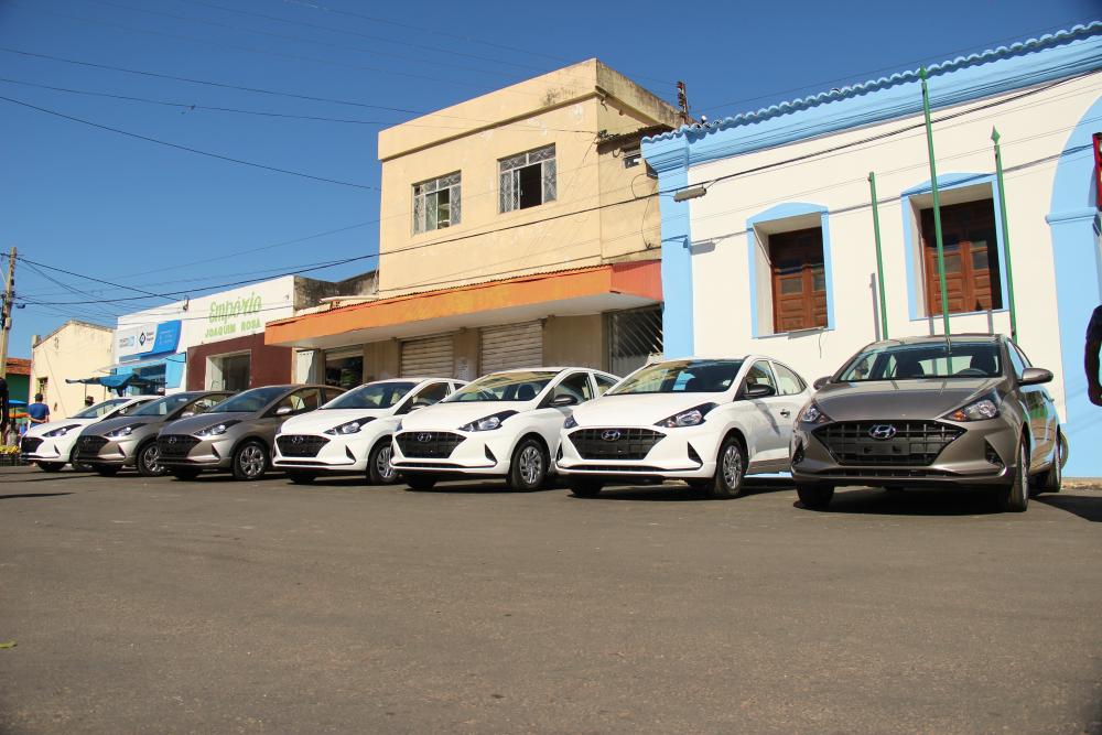 Prefeito de Ituaçu realiza entrega de sete novos veículos para o município