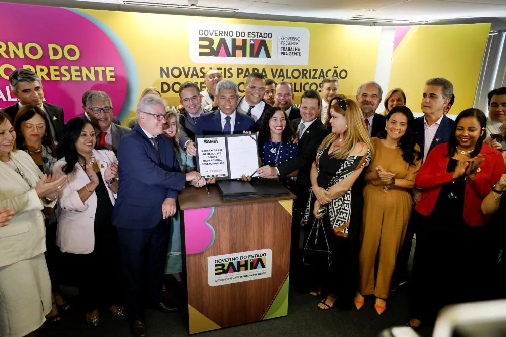Jerônimo sanciona reajuste salarial para mais de 45 mil servidores públicos estaduais