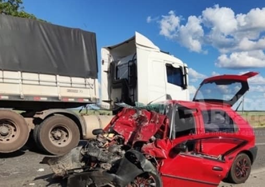 Três pessoas da mesma família morrem em batida entre carro e caminhão no Extremo Oeste baiano