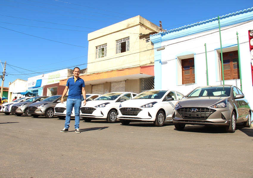 Prefeito de Ituaçu realiza entrega de sete novos veículos para o município