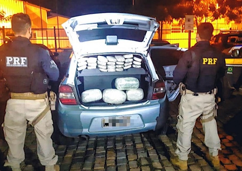 Dois são presos após serem flagrados com 35 kg de maconha em carro; dupla levava criança para despistar polícia