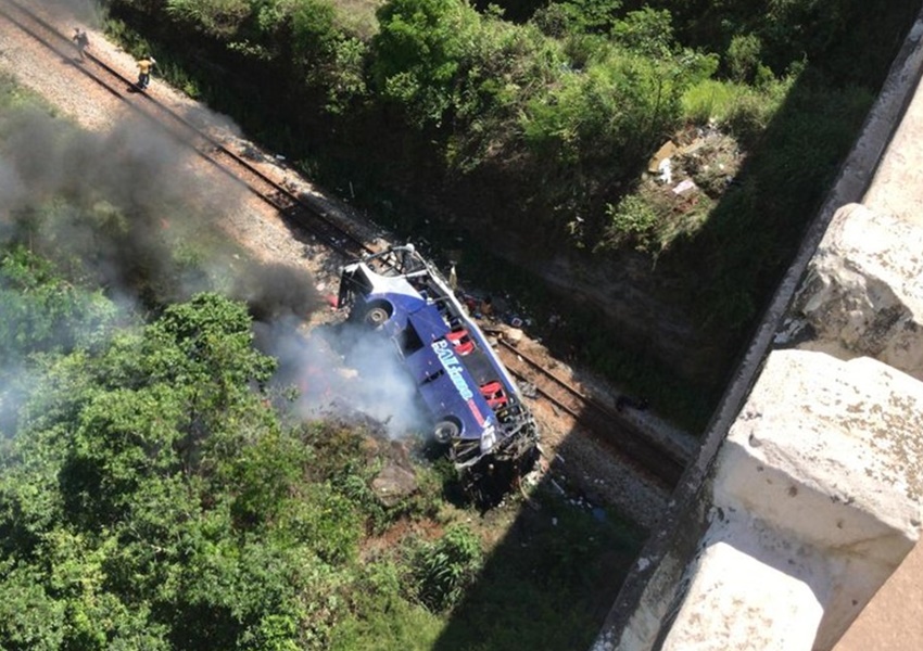 MG: Ônibus cai de viaduto na BR-381 em João Monlevade
