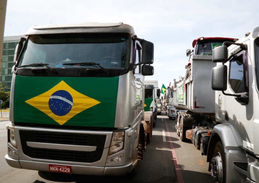 Em aceno aos caminhoneiros, Bolsonaro altera regra para reajuste da tabela de frete