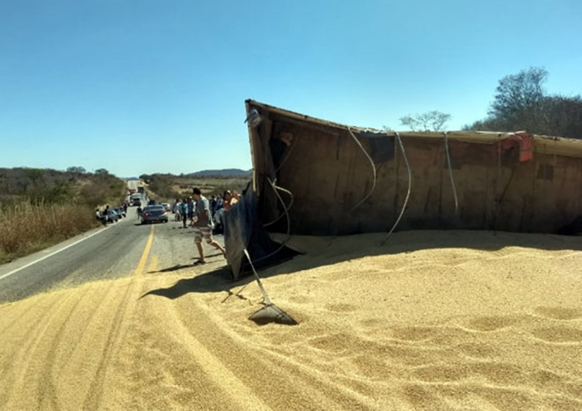 Mulher morre após carro colidir frontalmente contra carreta em Ibitira