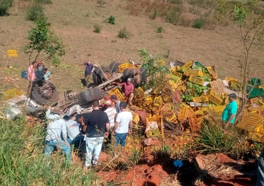 Caminhão carregado de bananas tomba em curva perigosa da BR-030, em Caetité