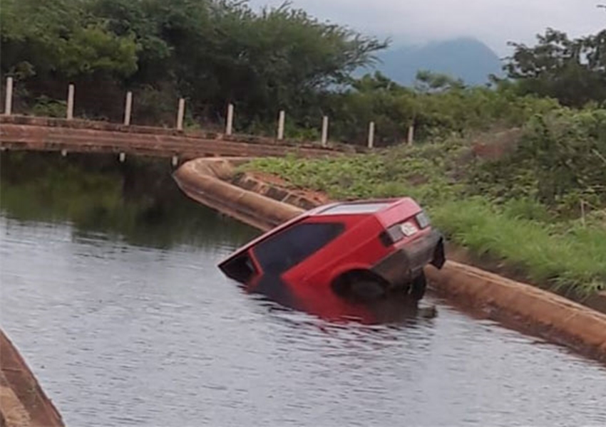 Carro cai dentro do canal de irrigação em Livramento de Nossa Senhora