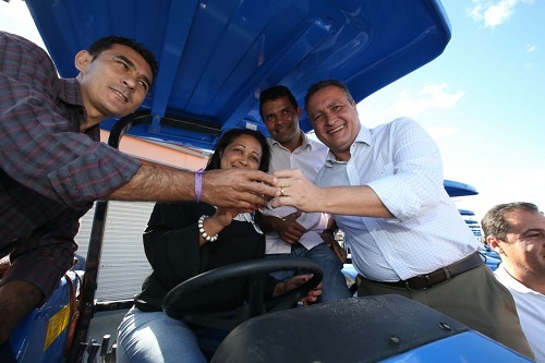 Rui entrega tratores e firma convênios com pequenos agricultores no sudoeste baiano
