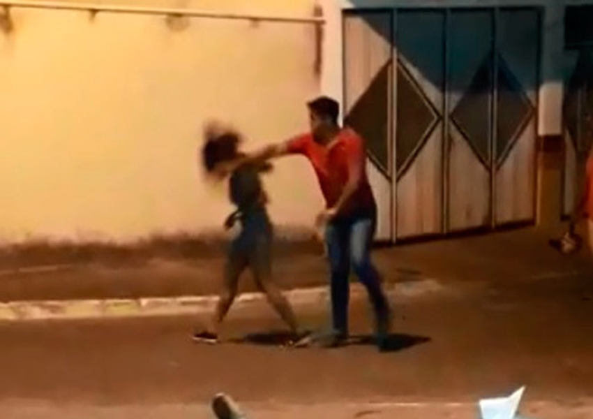 Homem agride namorada em via pública de Caetité e é preso; ação foi filmada por populares