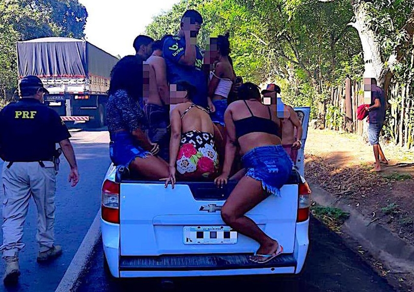 Teixeira de Freitas: Jovem é preso por dirigir bêbado e transportar 20 pessoas em caminhonete no sul da Bahia