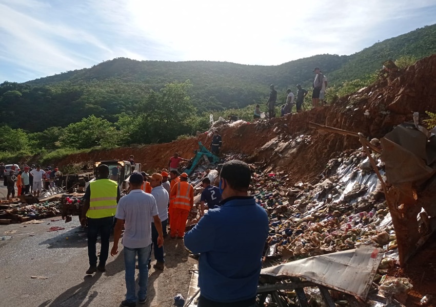Rio de Contas: Motorista fica preso às ferragens após caminhão tombar; veículo ficou destruído