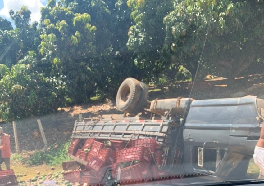 BA-148: Caminhonete carregada com mangas tomba e deixa feridos; vítimas foram socorridas
