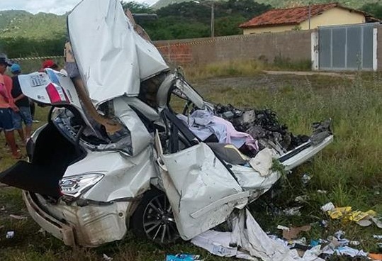 Carro pega fogo após bater com carreta de etanol e motorista morre na BR-116, próximo a Jequié