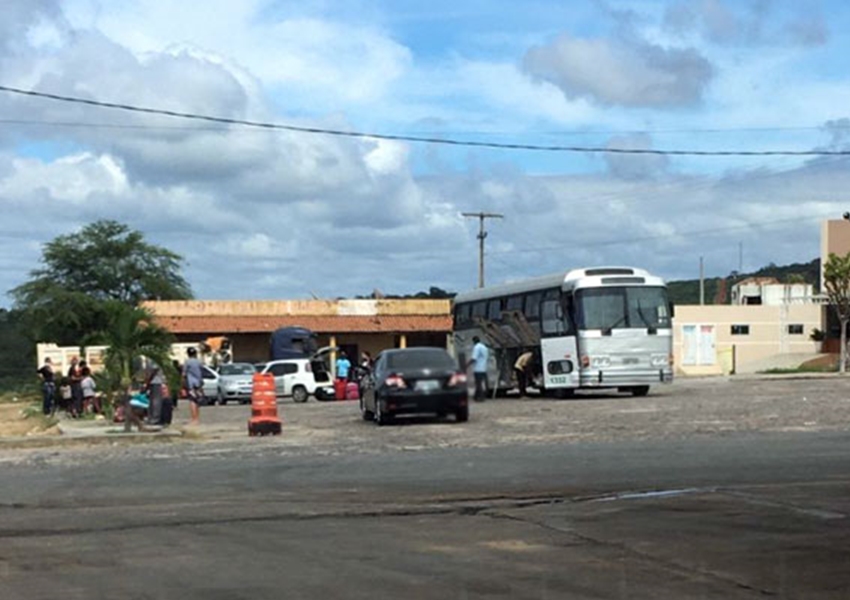 Ônibus com passageiros oriundos de São Paulo com destino a Livramento foi parado em barreira sanitária em Brumado