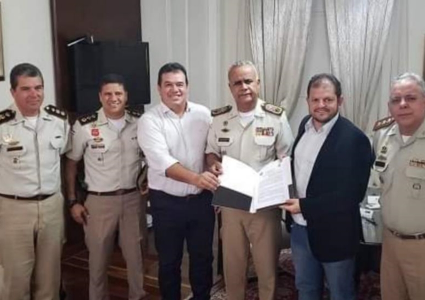 Deputado Marquinho Viana comemora convênio para o Colégio Municipal Militar de Belo Campo