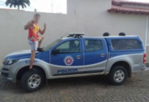 Após fazer selfie com gestos obscenos em cima de viatura da PM trio é detido em Candiba