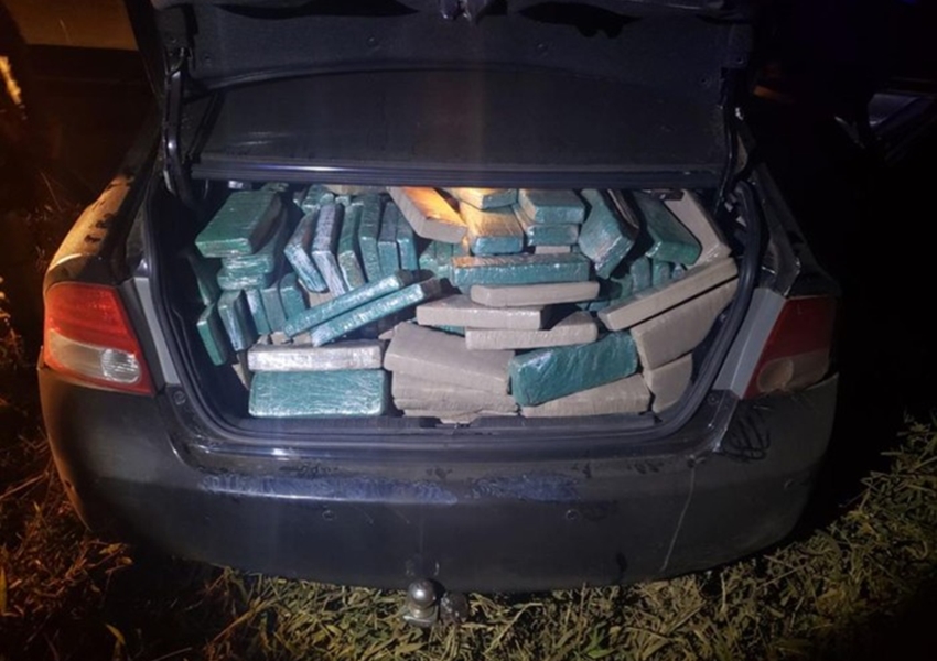 PRF apreende na BR-116 quase meia tonelada de droga em veículo roubado com placas clonadas