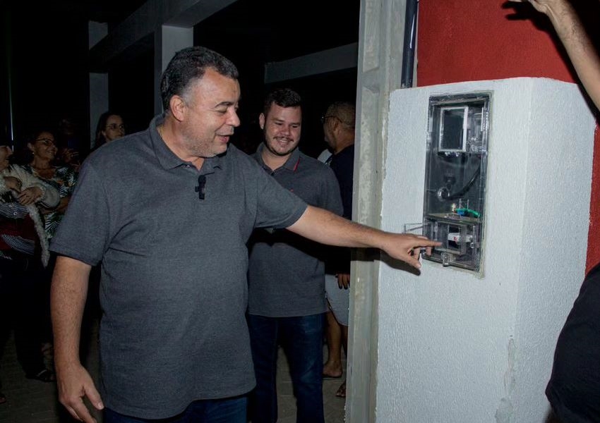Livramento: Lagoa Pau de Colher brilha em teste de Iluminação