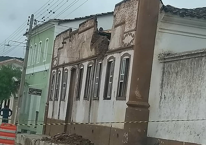 Fachada de Casa histórica não resiste à umidade e despenca parcialmente no Centro Histórico de Rio de Contas