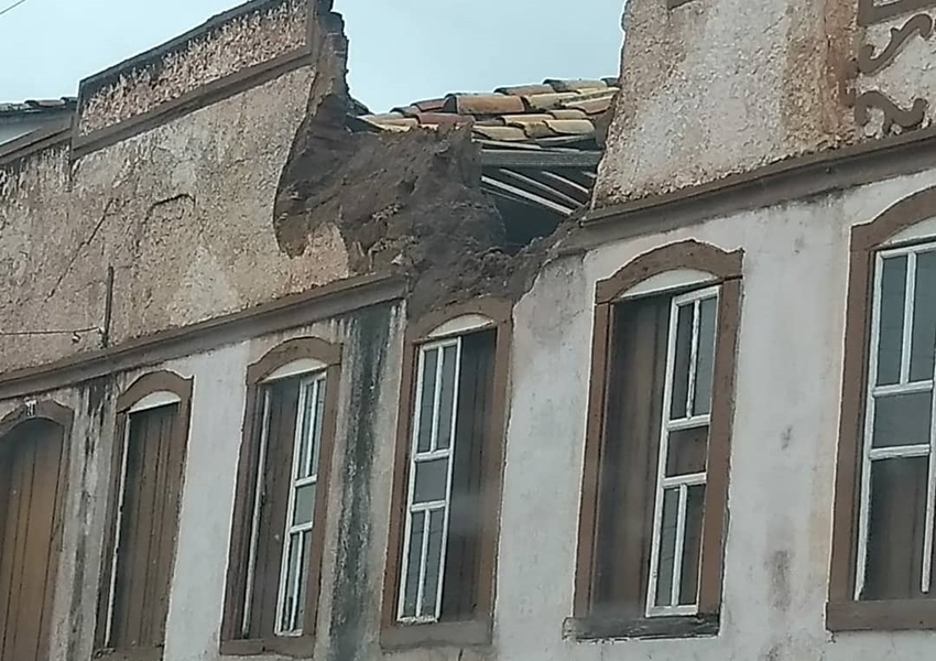 Fachada de Casa histórica não resiste à umidade e despenca parcialmente no Centro Histórico de Rio de Contas