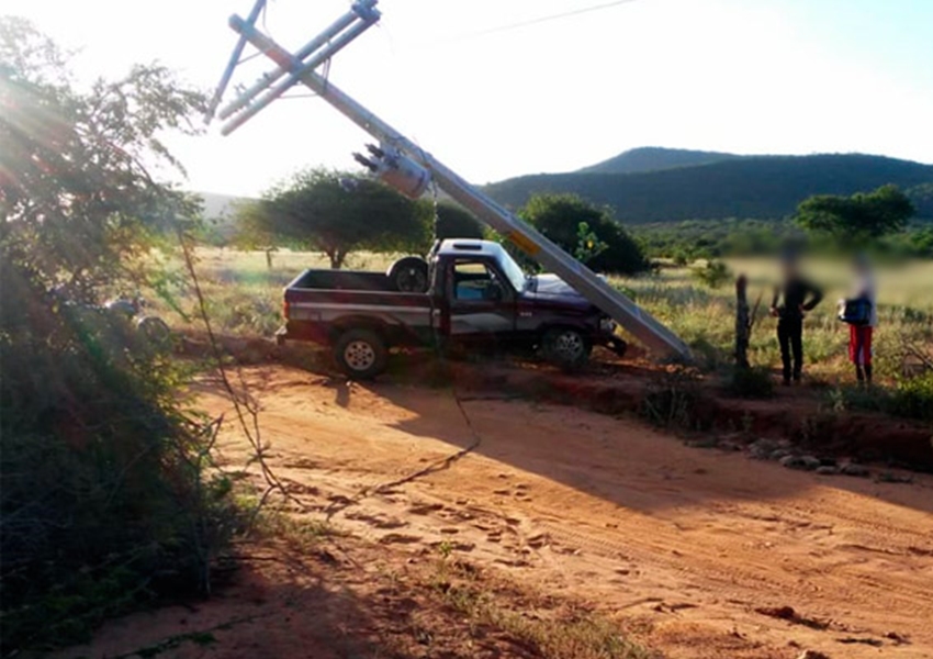 Caminhonete colide contra poste na zona rural de Livramento