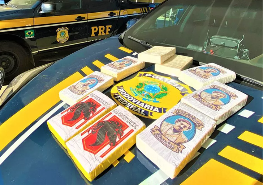 PRF apreende cocaína marcada com figura alusiva ao colombiano Pablo Escobar em Conquista