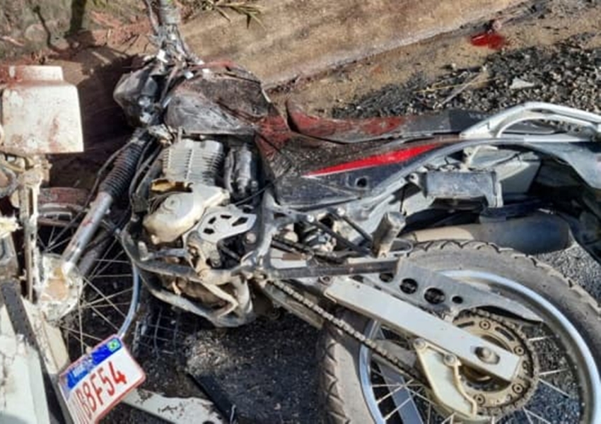 Casal fica ferido em estado grave após moto ser atingida por caminhão perto de Porto Seguro