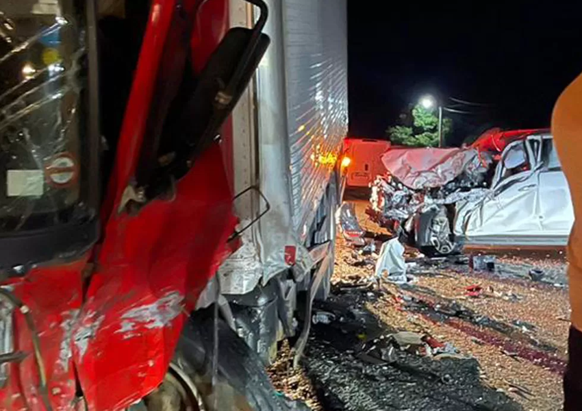 Brumado: Colisão entre picape e caminhão baú é registrado na BR-030