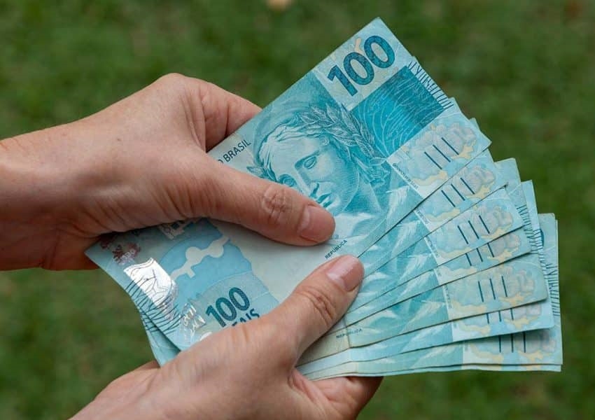 Segurados com NIS finais 4 e 9 recebem primeira parcela do 13º