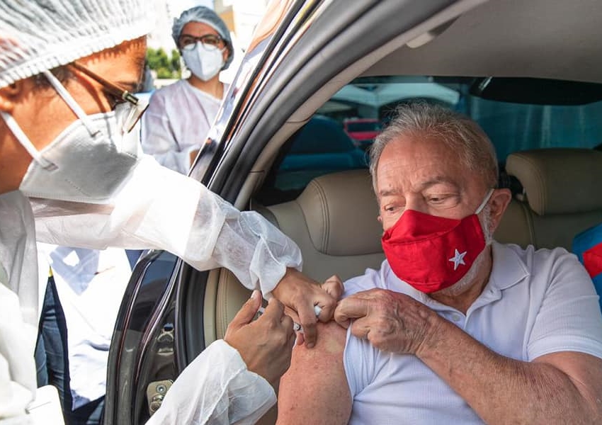 Ex-presidente Lula é vacinado contra a Covid-19 em São Bernardo do Campo