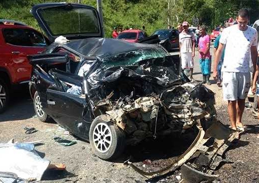 Três familiares morrem em batida de carro na BA-549