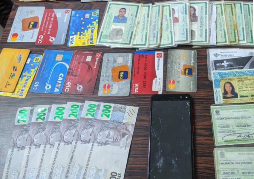 Mulher é flagrada com R$ 1,2 mil em notas falsas e cartões de terceiros
