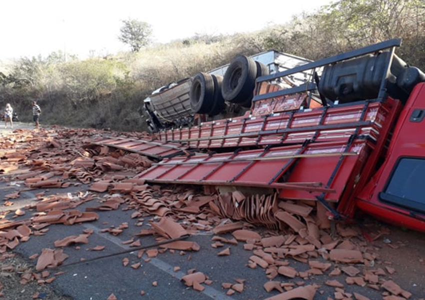 Caminhões colidem entre Botuporã a Tanque Novo; motoristas tiveram ferimentos leves