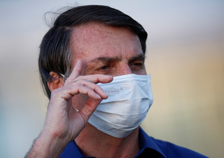 Bolsonaro faz novo teste e continua com coronavírus, diz Planalto