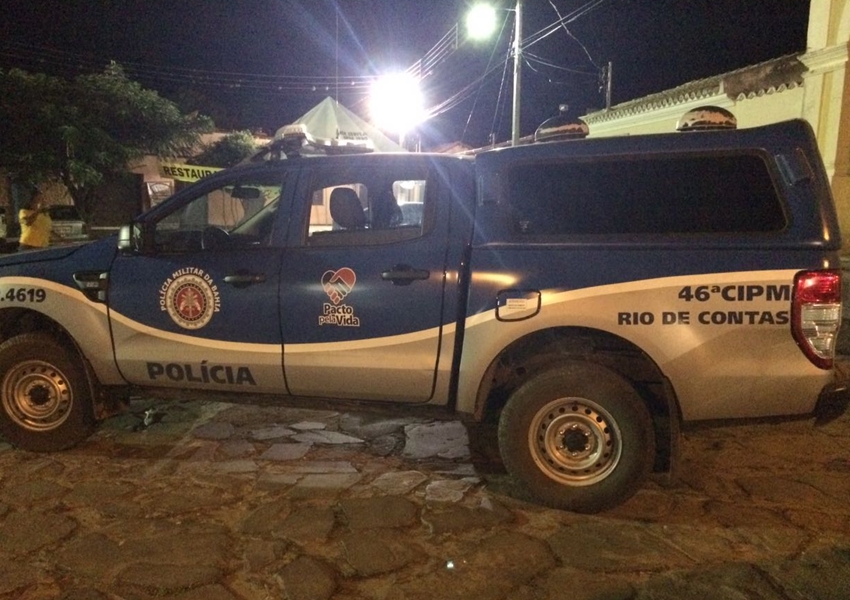 Viatura da PM bate em muro durante perseguição policial