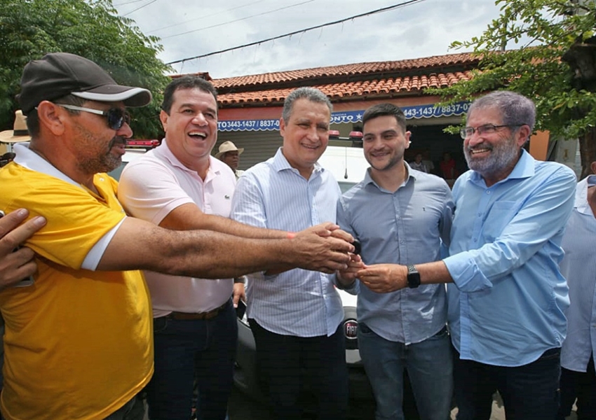 Em Caraíbas, Rui entrega pavimentação da BA-625 na primeira agenda do ano no interior