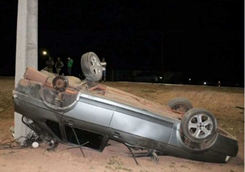 Homem morre após ser arremessado de carro em capotamento; outro acidente ocorreu horas depois no local