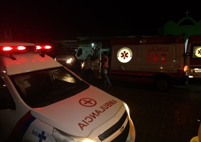 Batida entre micro-ônibus e carreta deixa cinco pessoas mortas e 13 feridas na Bahia