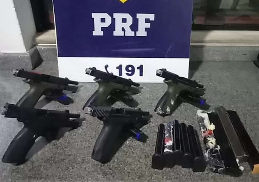 PRF apreende 5 pistolas e 15 carregadores durante abordagem a um ônibus em Jequié
