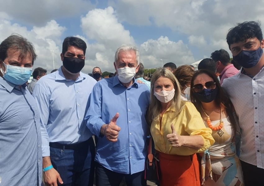Ivana e Rui Costa entregam ambulâncias, tratores e oficializam convênios para diversos municípios