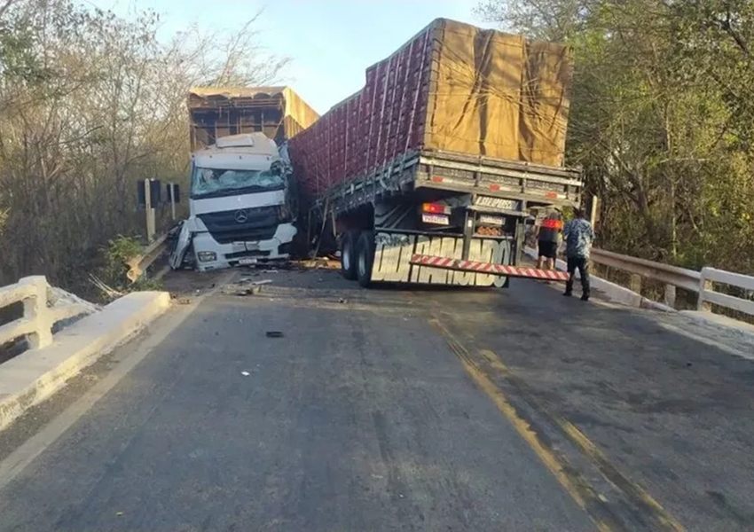 Colisão frontal entre dois caminhões no Norte de Minas mata jovem Livramentense