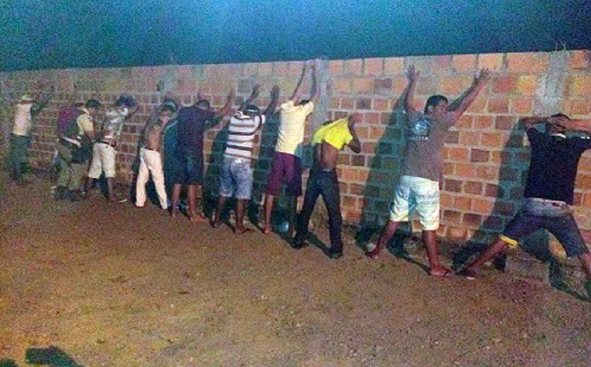 Polícia apreende drogas e pistola em "festa do pó" e prende 34 pessoas