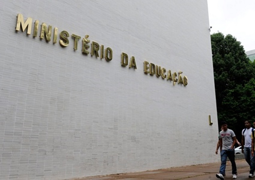 MEC anuncia reajuste no piso salarial dos professores de quase 15%
