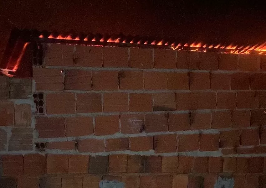 Policiais Militares da Bahia combatem incêndio e resgatam idoso ferido em Caetité