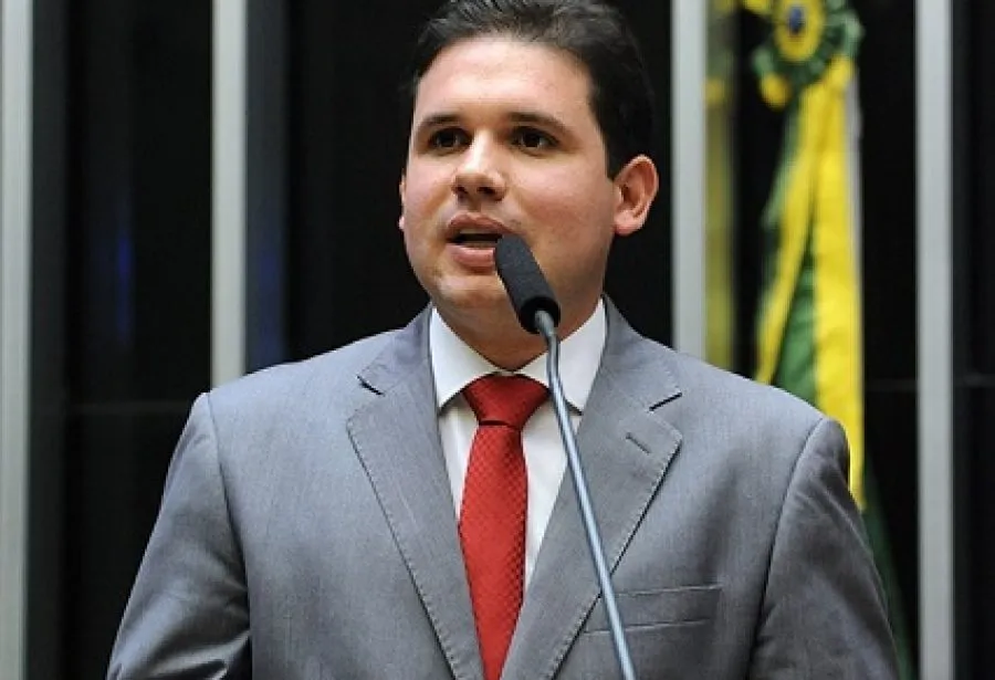 Hugo Motta assume presidência da Câmara dos Deputados como o mais jovem da história
