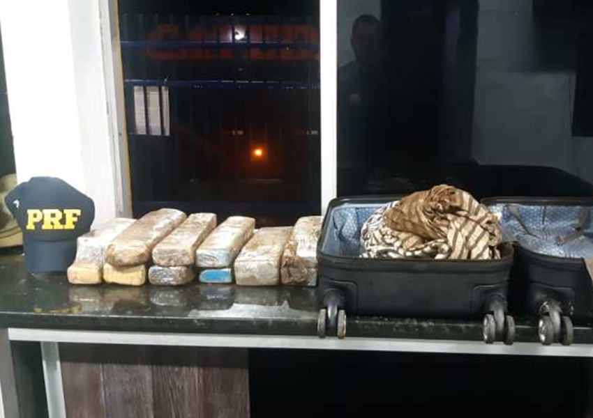 Jovem de 19 anos é presa pela PRF transportando maconha no oeste da Bahia