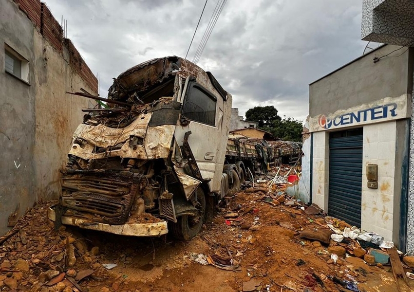 Ituaçu: Mãe e filha morrem após carreta carregada de cimento invadir casa